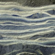 Esta imagen muestra capas alternas de hielo y arena en un área donde quedan expuestas sobre la superficie de Marte. El agua helada es de color claro, mientras que la arena es azul oscuro.
Imagen: NASA/JPL/University of Arizona